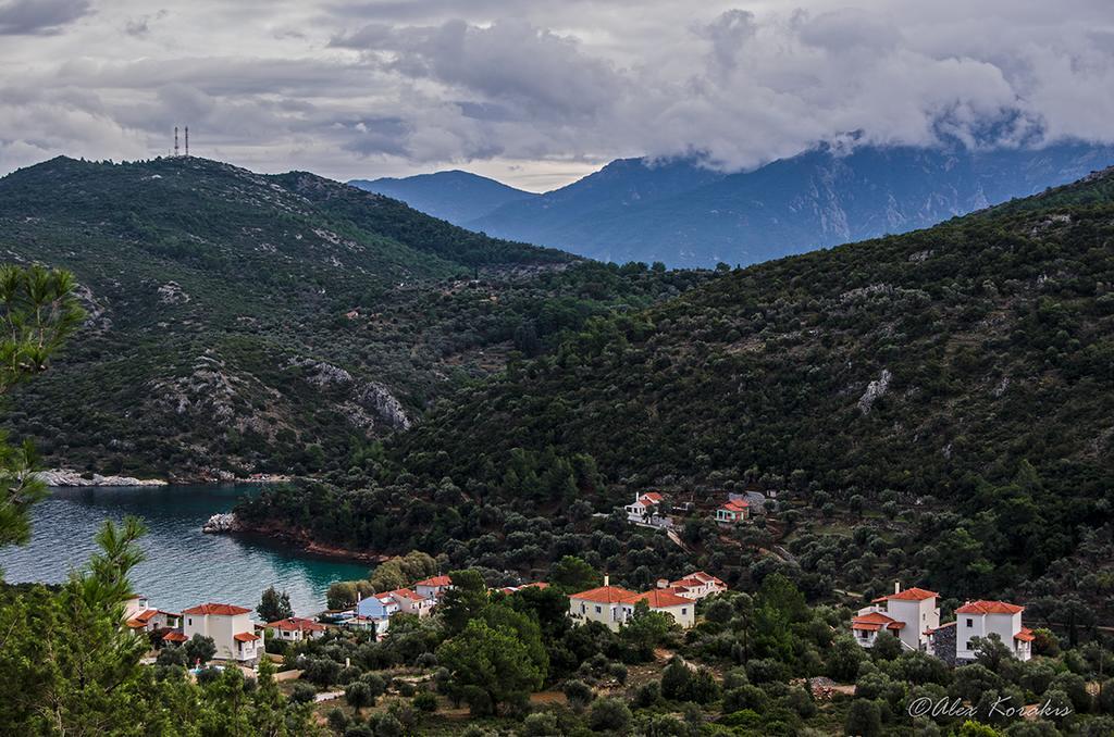 Athina Studio Apartments Kerveli Exteriör bild